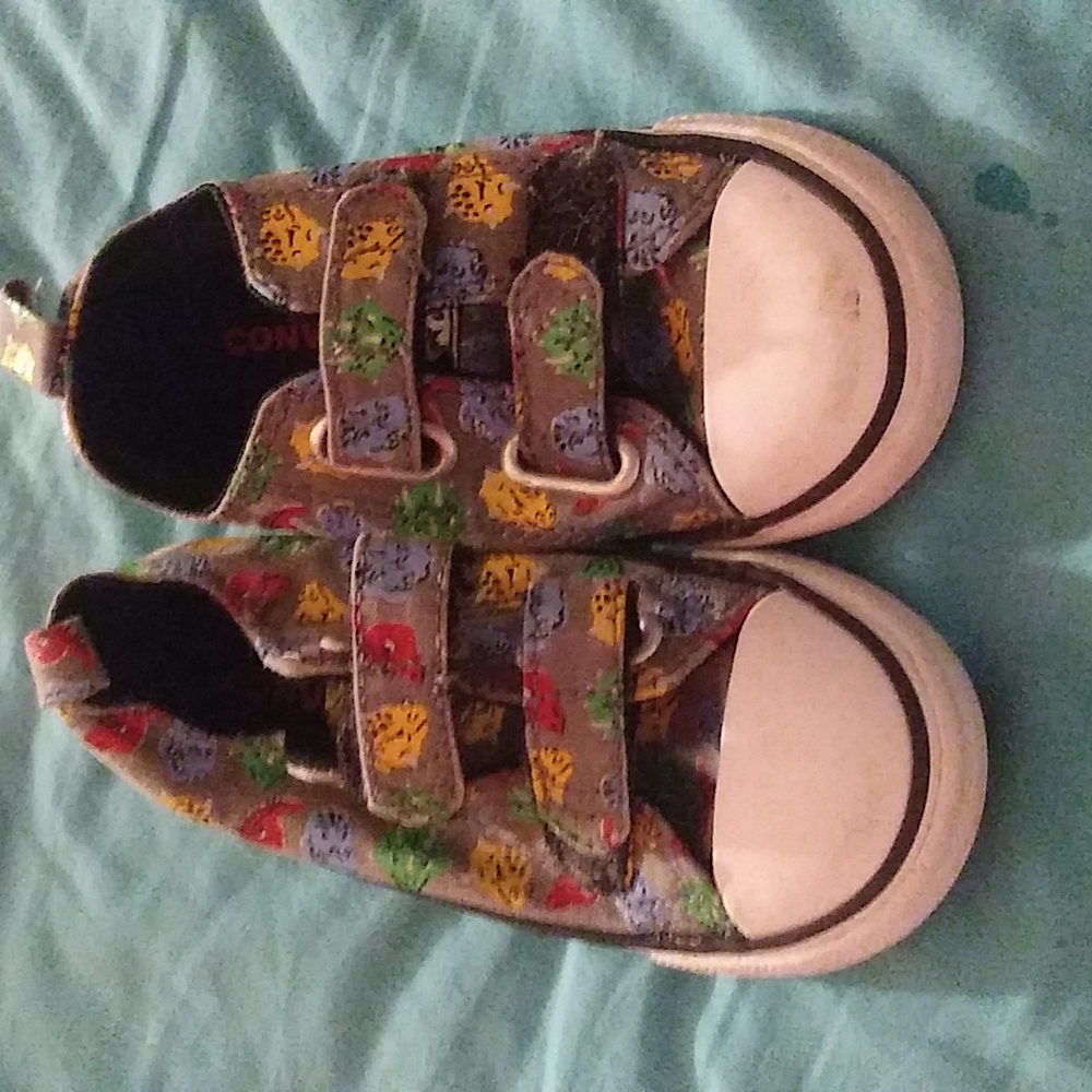 Gray low top dinosaur Velcro strap Converse toddler 7